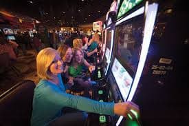 z63slot Table Games Poker ကတ်ဂိမ်း ကစားနေသောမြင်ကွင်း